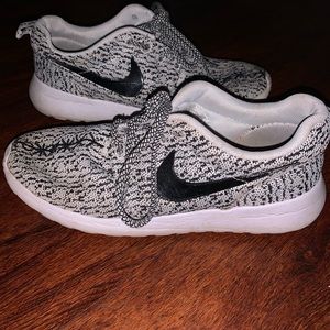 white & black nike sneakers